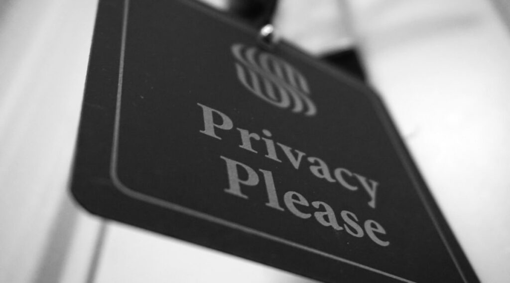 Placa com texto Privacy Please, simbolizando privacidade e proteção de dados