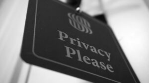 Placa com texto Privacy Please, simbolizando privacidade e proteção de dados