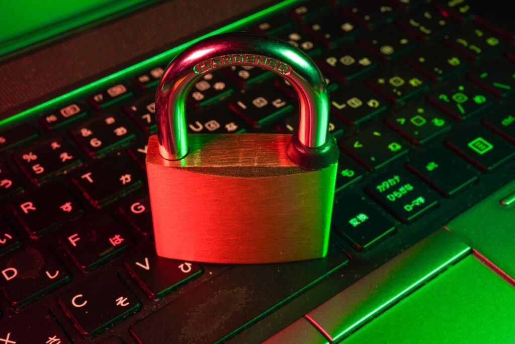 Cadeado vermelho sobre teclado, simbolizando vazamento de dados