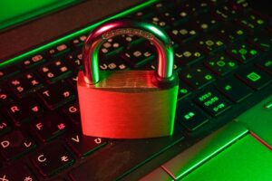 Cadeado vermelho sobre teclado, simbolizando vazamento de dados